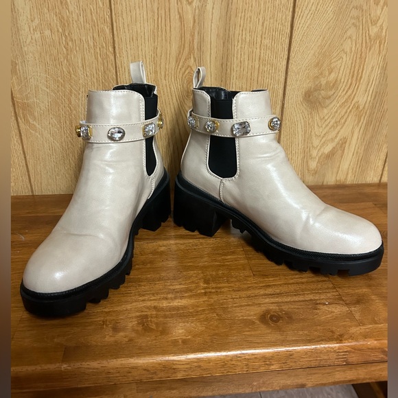 Nicole Miller Shoes - Nicole Miller Chelsey Ankle Boot Beige Women’s Size 8.5